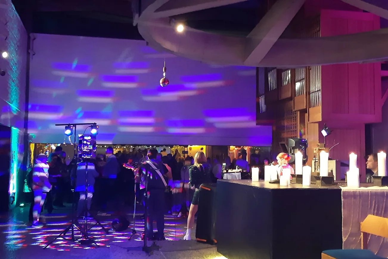 Blick in eine zum Partyraum umgestaltete Kirche.