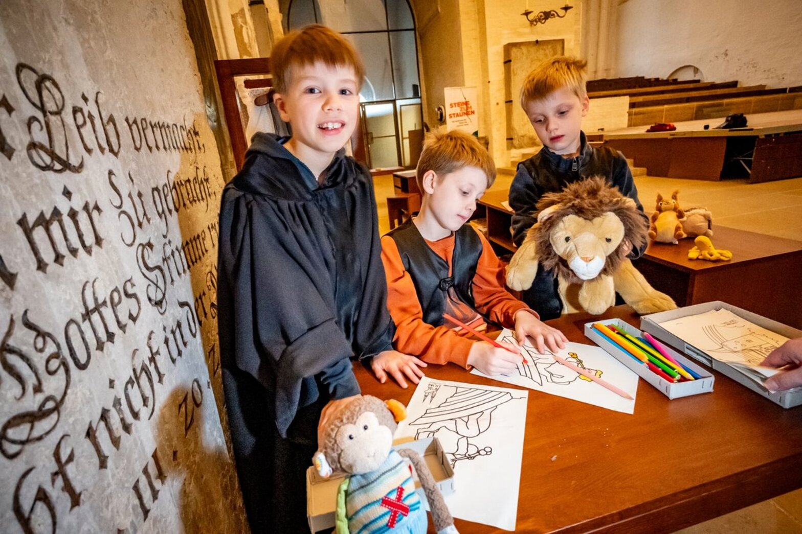 Kinder in einer Kirche 