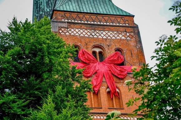 Kirchturm mit Schleife