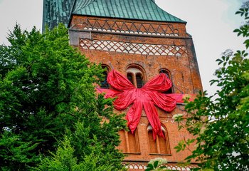 Kirchturm mit Schleife - Copyright: Bastian Modrow