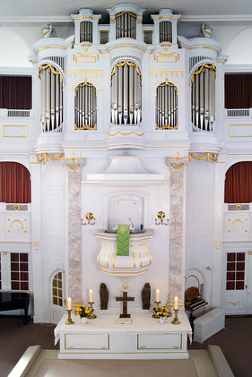 Blick auf den Altar und darüberliegende Kanzel und Orgel in St. Petri Ratzeburg