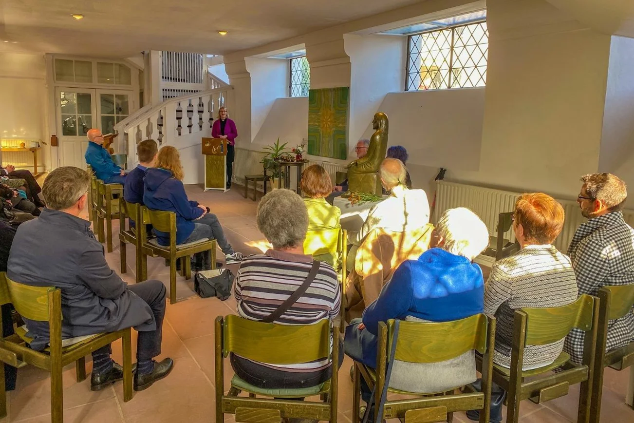 Personen sitzen in der Kirche.