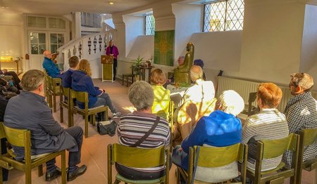 Personen sitzen in der Kirche.