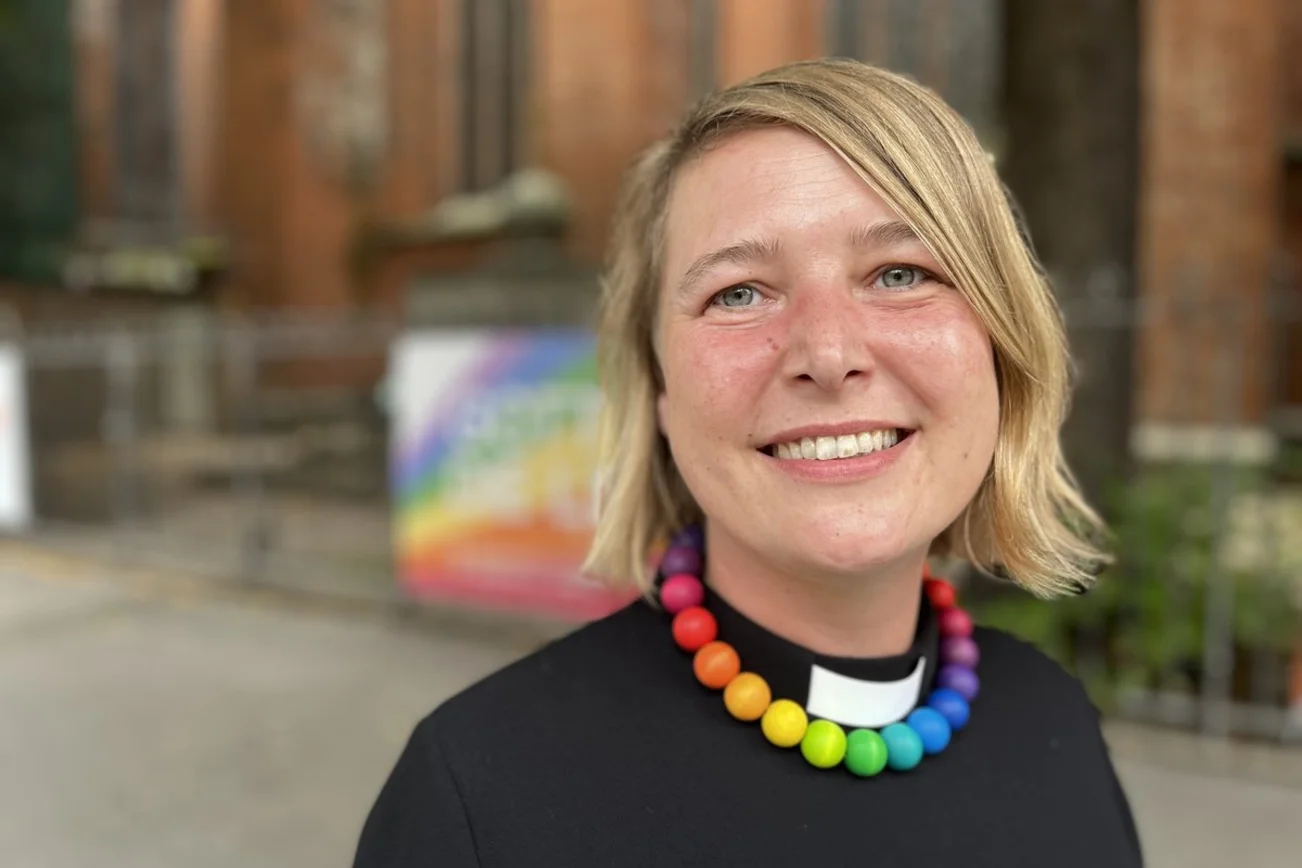 Eine Frau lächelt in die Kamera. 