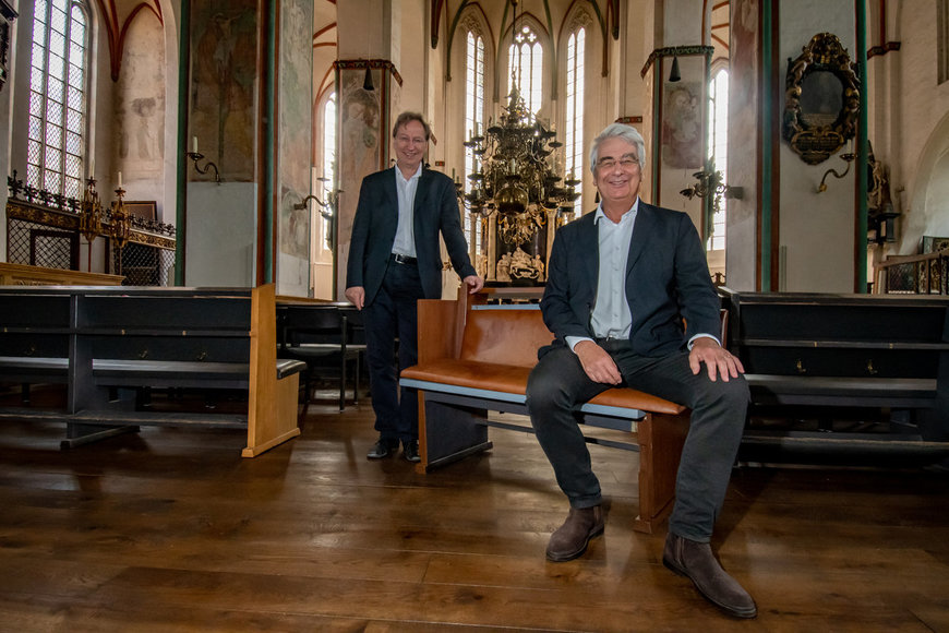 Zwei Männer in einer Kirche - Copyright: Bastian Modrow