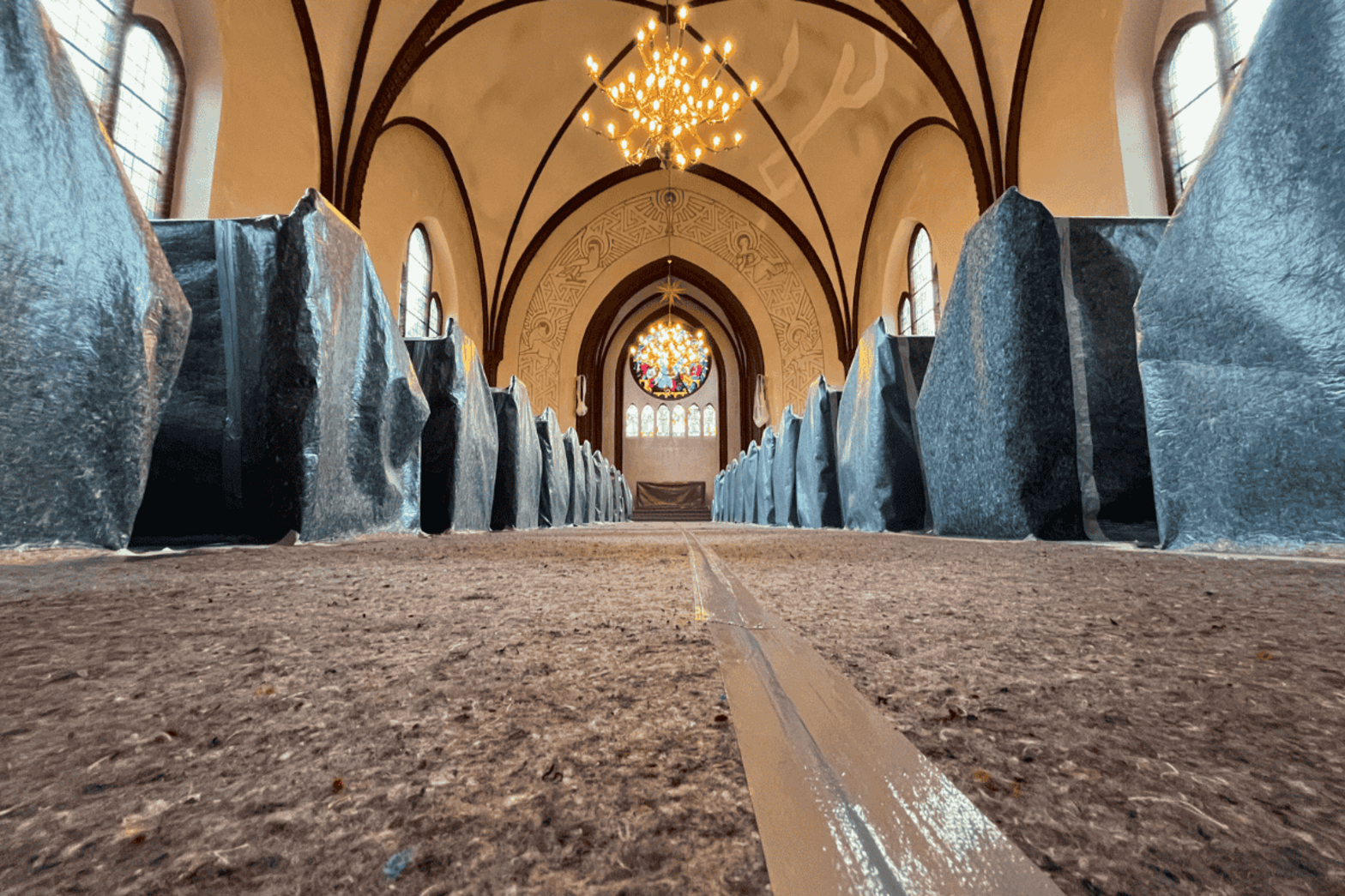 Blick auf die verhüllte Kirche und die Kronleuchter