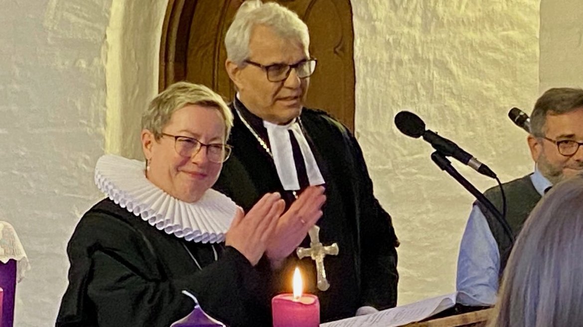 Personen in einer Kirche