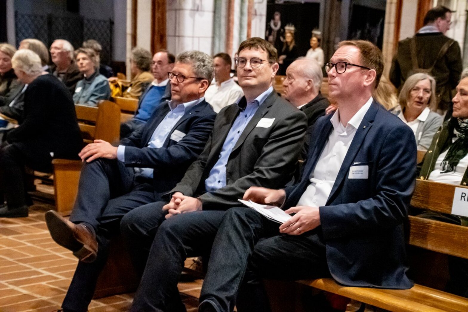 Menschen in einer Kirche