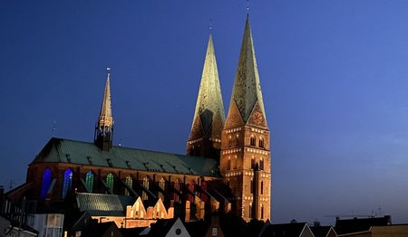 Eine Kirche, deren Fenster in den Farben des Regenbogens leuchten