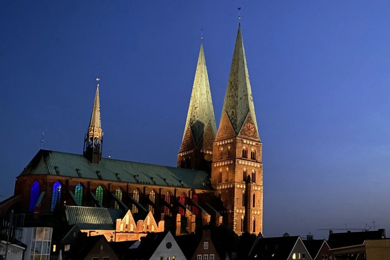 Eine Kirche, deren Fenster in den Farben des Regenbogens leuchten