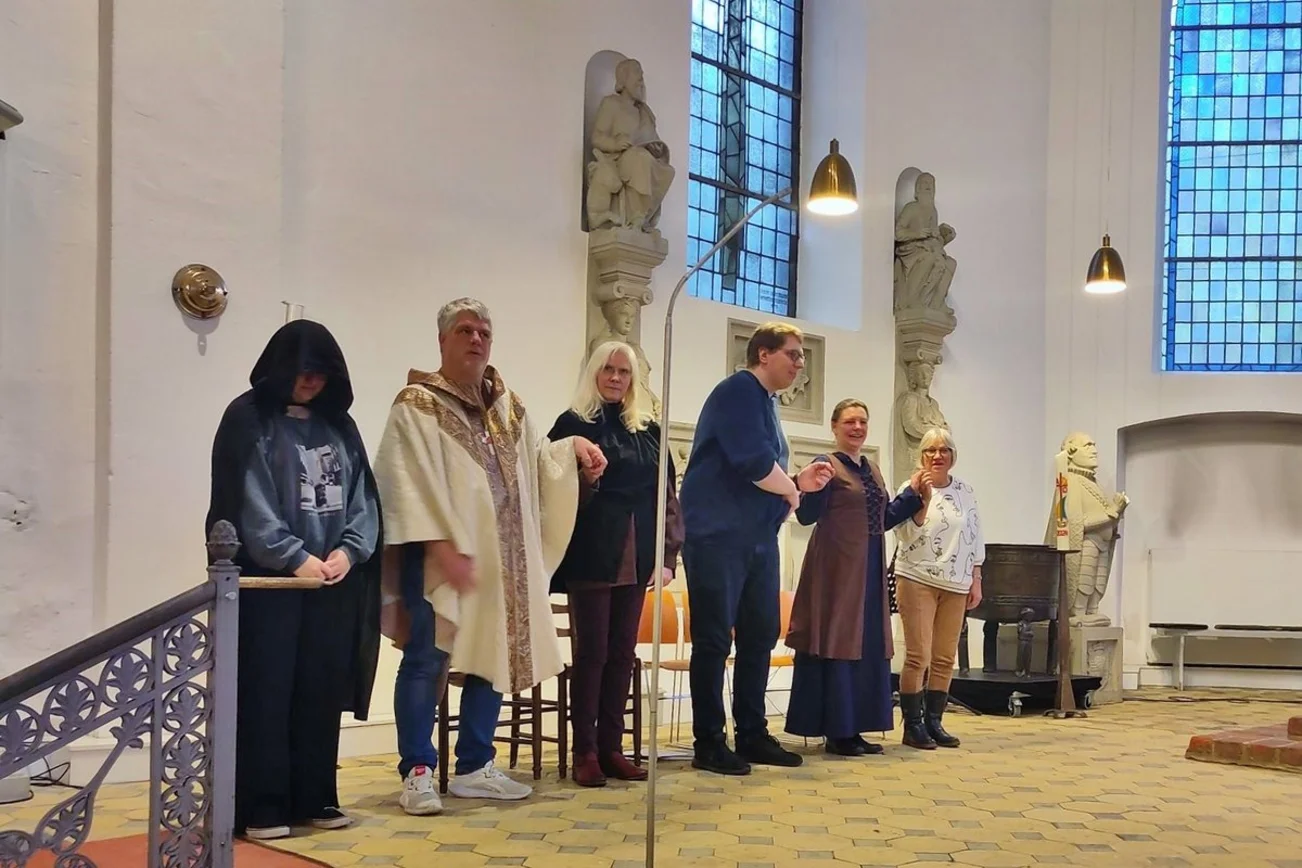 Theatergruppe in einer Kirche