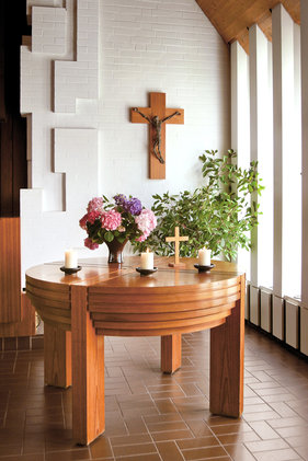 Blick auf den runden Holzaltar der Martin-Luther-Kirche Wentorf