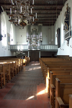 Blick vom Altarbereich auf die Empore mit Orgel in St. Lorenz Travemünde