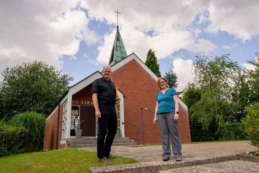 Zwei menschen vor einer Kirche - Copyright: Oliver Beck 