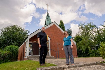 Zwei menschen vor einer Kirche - Copyright: Oliver Beck 