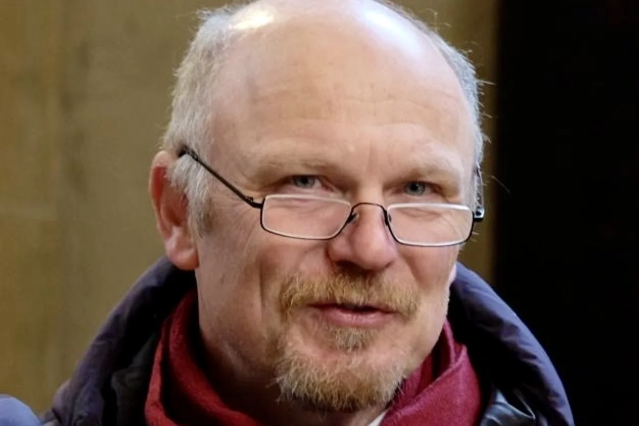 Ein Mann schaut in die Kamera 