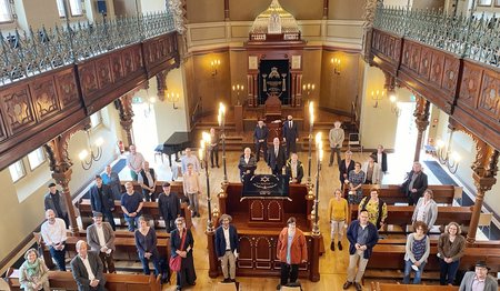 Gruppenbild in einer Synagoge