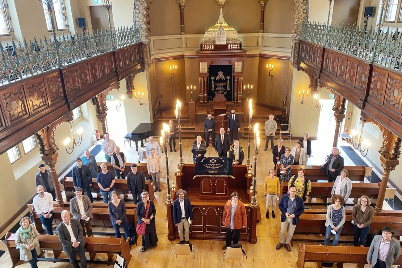 Gruppenbild in einer Synagoge