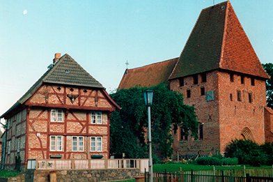Die alte Dorfkirche und daneben das Altes Zollhaus in Herrnburg - Copyright:  J. Höpfner 