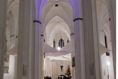 Innenraum St. Petri mit Weihnachtsbaum - Copyright: Ev. Frauenwerk