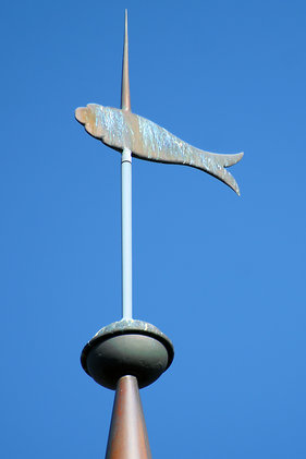 Die Turmspitze mit Wetterfisch von St. Johannis Siebeneichen