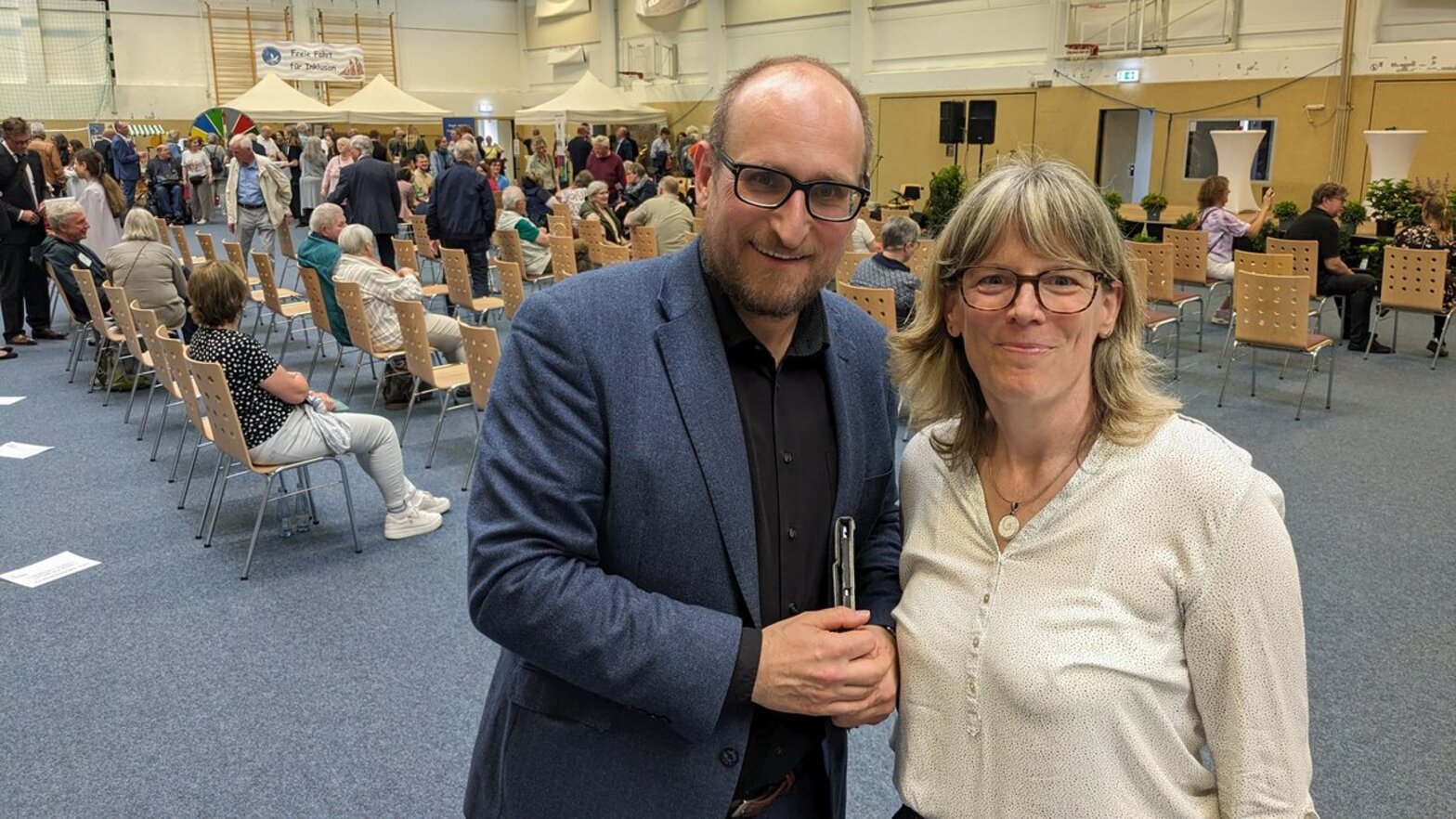 Menschen in einer Halle