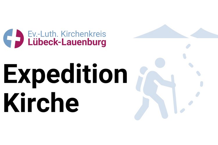 Ein blau-brombeerfarbenes Kreuz, inder Mitte weißes Logo, links in der Ecke, darunter ein Schriftzug "Expedition Kirche" rechts daneben eine Zeichnung eines Wanderers mit Wanderstock und einem Pfad Richtung zweier Berge - Copyright: Ev.-Luth. Kirchenkreis Lübeck-Lauenburg