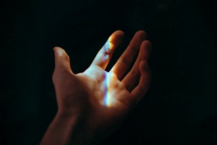 Hand im Licht - Copyright: Aidan Roof 