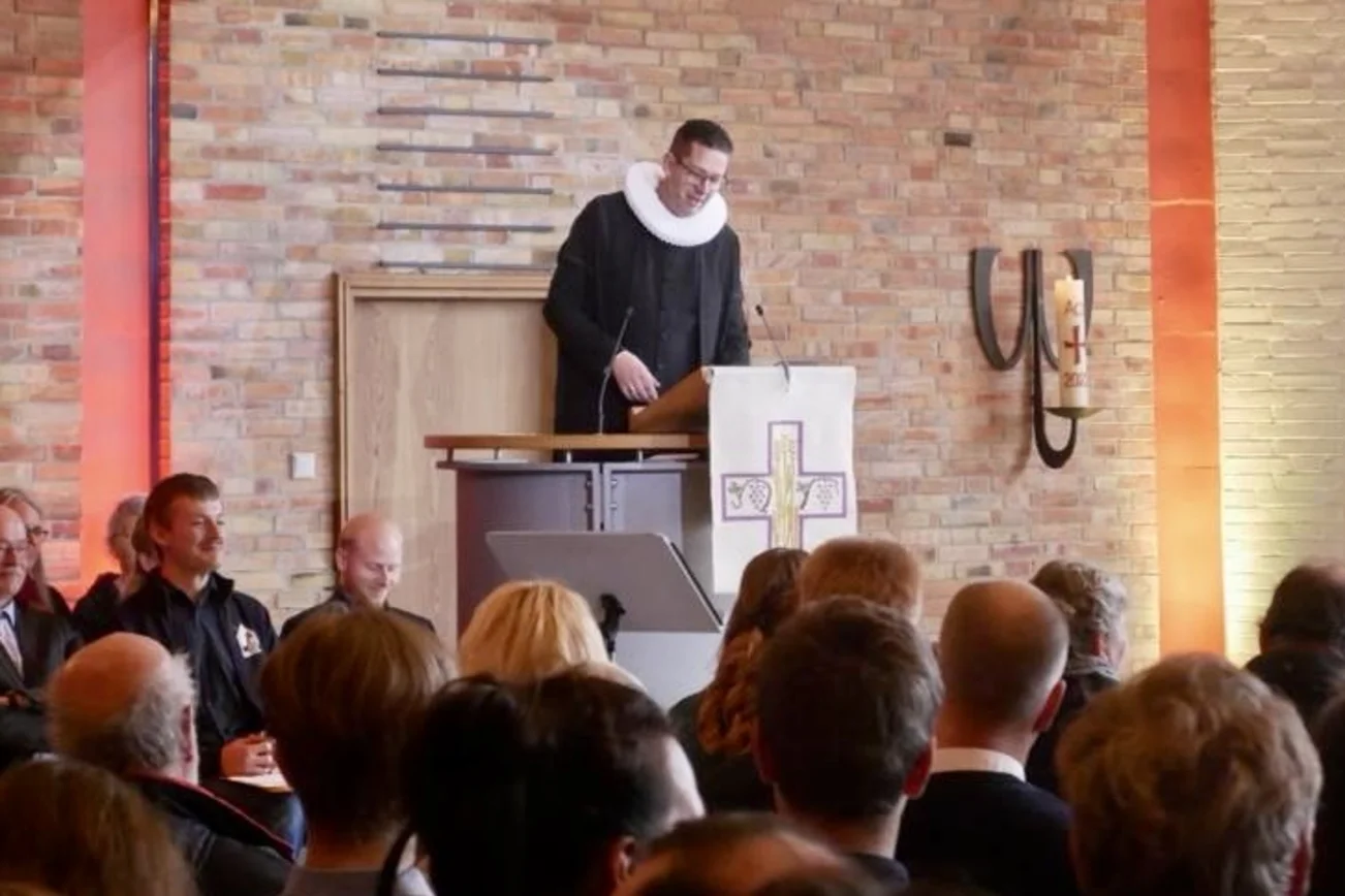 Ein Pastor auf einer Kanzel