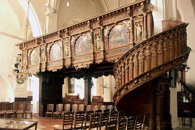 Blick auf den reich verzierten Singechor und dessen Aufgang in St. Aegidien - Copyright: Ev.-Luth. Kirchenkreis Lübeck-Lauenburg