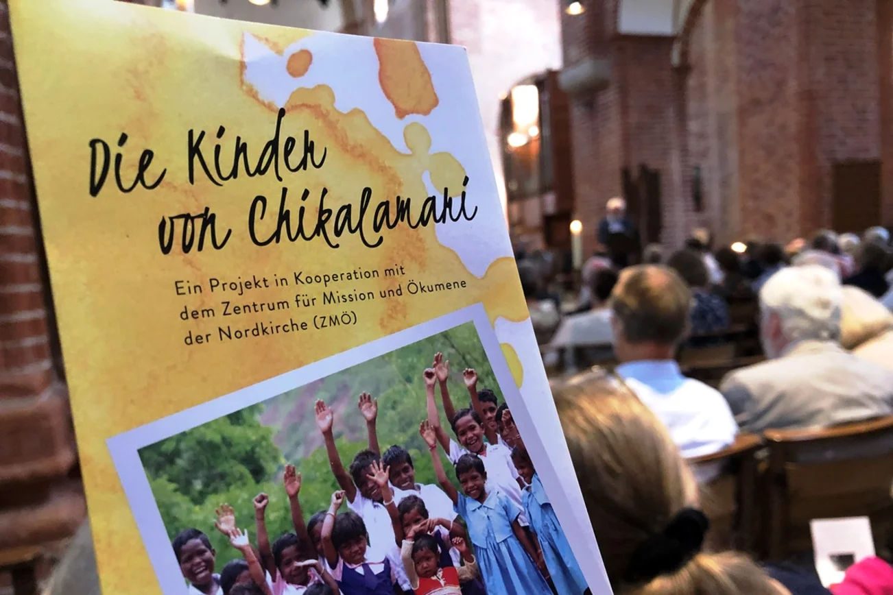 Ein Blick auf den Infoflyer des Schulprojektes in Indien.