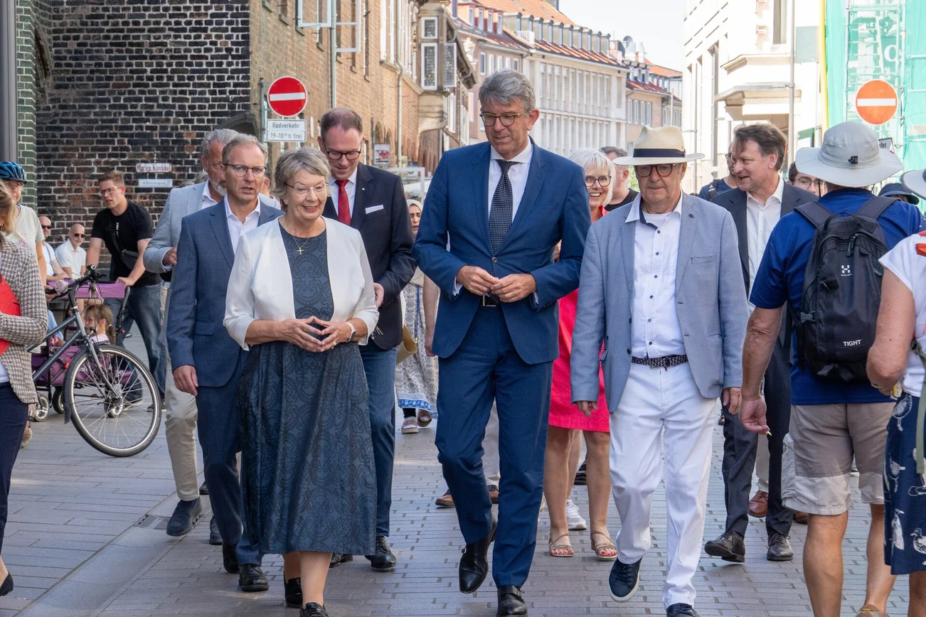 Mehrere Personen auf einem Spaziergang durch die Stadt.