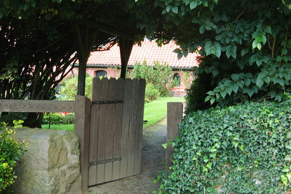 Eingangstor zum Friedhof St.-Clemens-St.-Katharinen-Kirche Seedorf