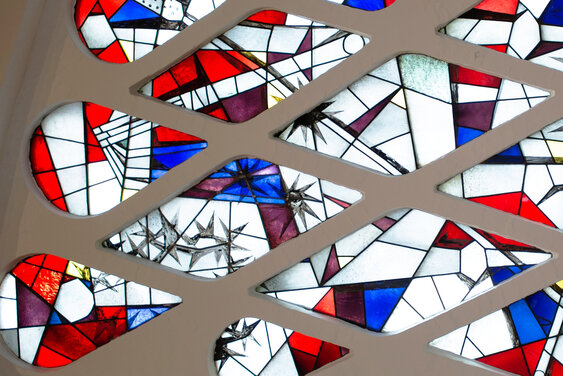 Kirchenfenster im Altarbereich der St. Philippus-Kirche Lübeck (Ausschnitt) - Copyright: Jan Petersen