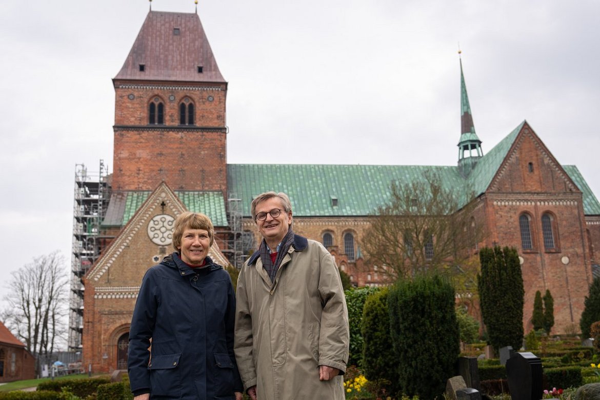 zwei Menschen vor einer Kirche 