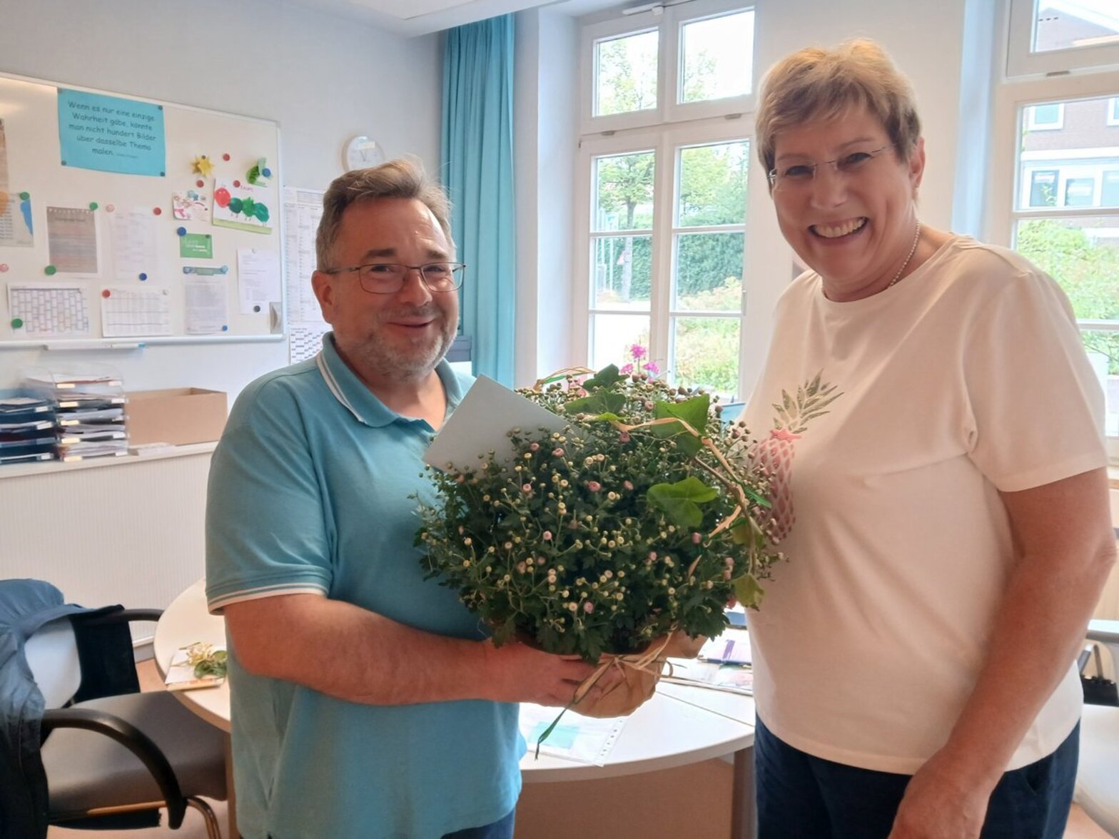 Zwei menschen in einem Raum