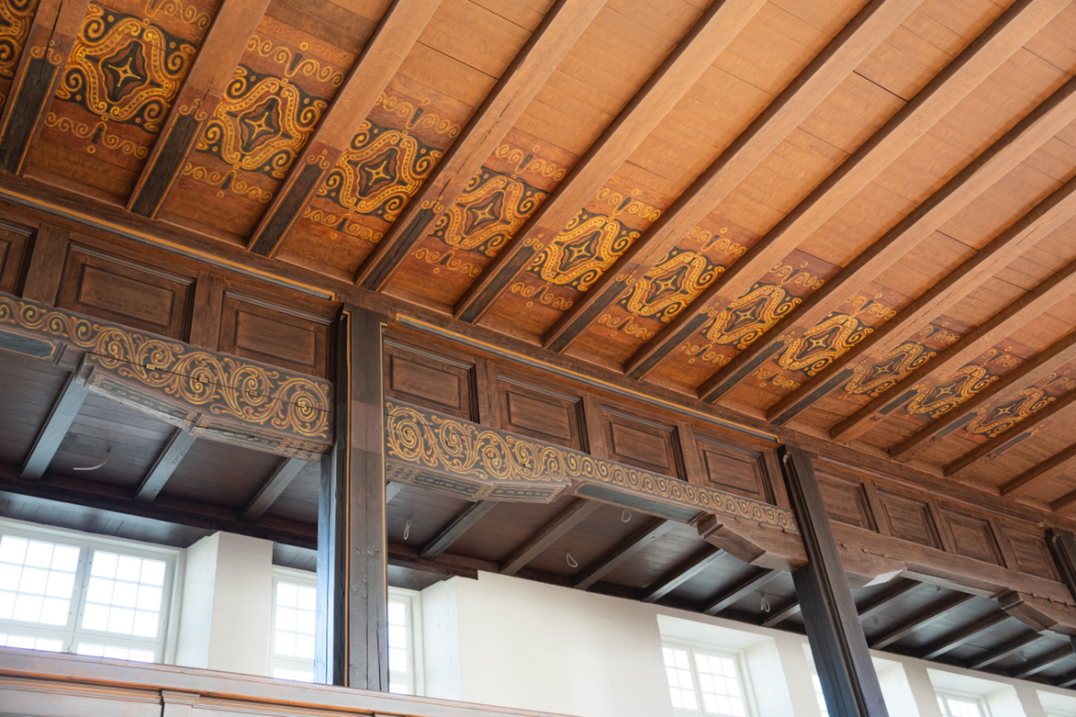 Blick auf Deckenmalereien in einer Kirche