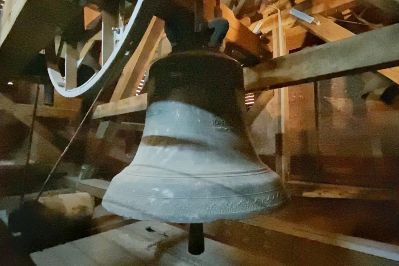 Die Friedensglocke im Turm von St. Marien zu Lübeck.