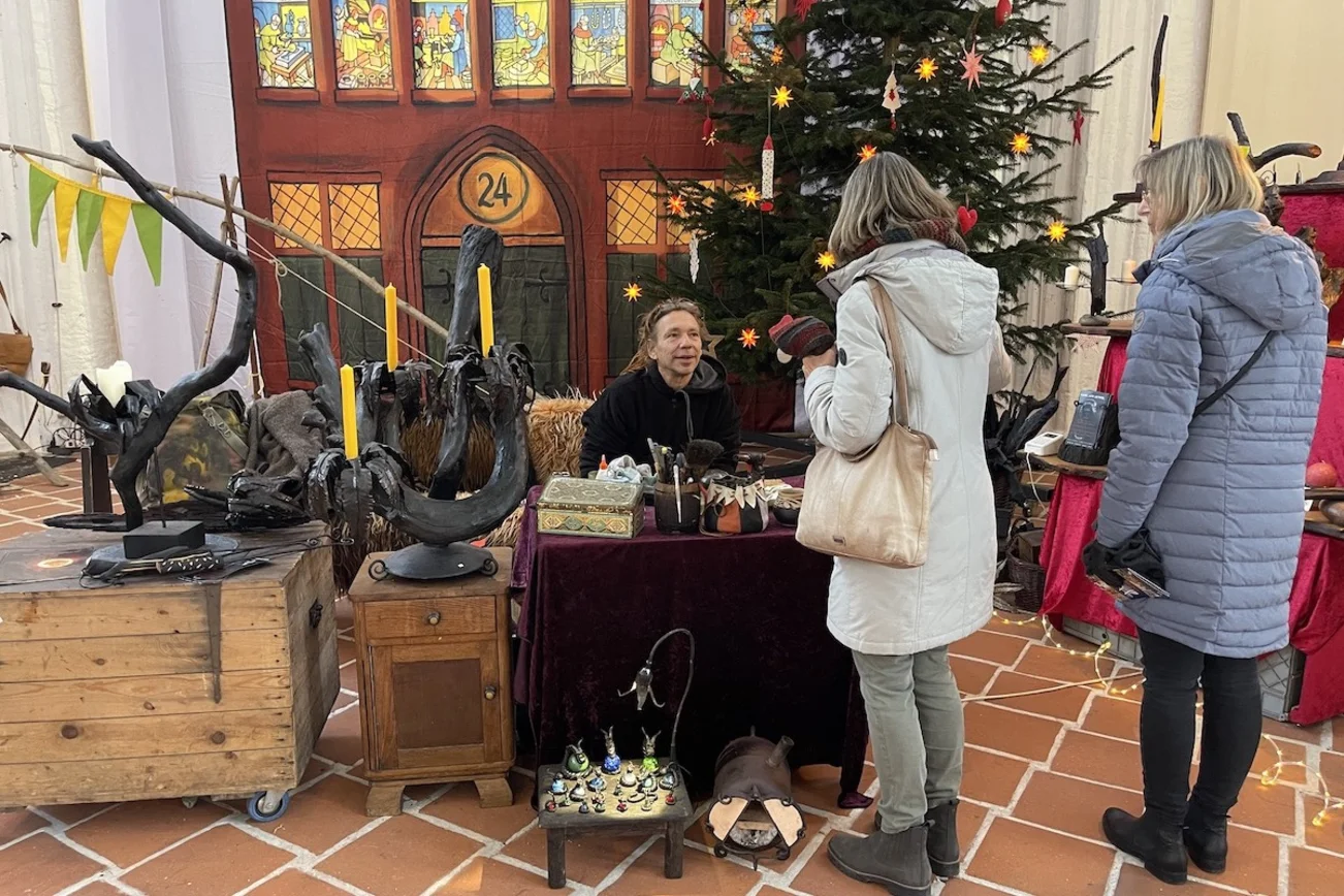 Sascha Nentwig bietet bearbeitetes Totholz und Schmiedearbeiten an.