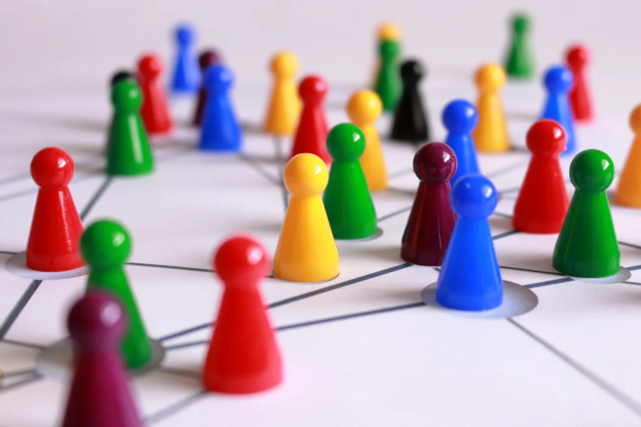 Spielfiguren in verschiedenen Farben.