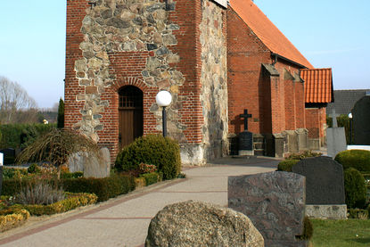 Gräber vor der Pötrauer Kirche