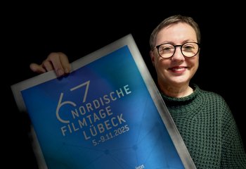 Eine Frau hält ein Plakat in den Händen - Copyright: Bastian Modrow