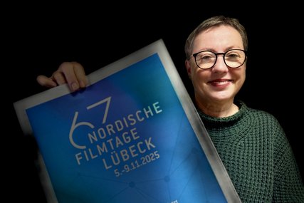 Eine Frau hält ein Plakat in den Händen - Copyright: Bastian Modrow