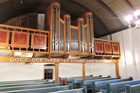 Blick auf die Orgel und Empore der Pötrauer Kirche
