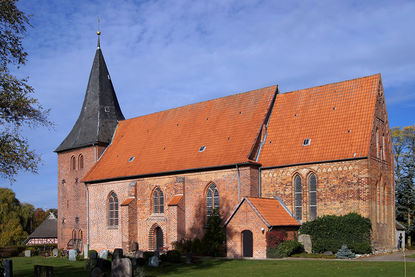 Außenansicht der St.-Willehad-Kirche in Groß Grönau von der Seite - Copyright: Manfred Maronde