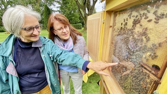 Menschen auf einem Friedhof