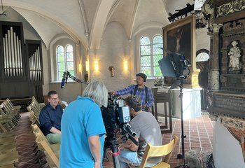 Blick in eine Kirche, in der ein TV-Interview stattfindet. - Copyright: Bastian Modrow