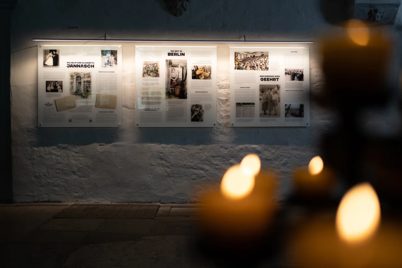 Blick auf drei Gedenktafeln