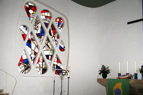 Altar und ein Kirchenfenster in St. Philippus
