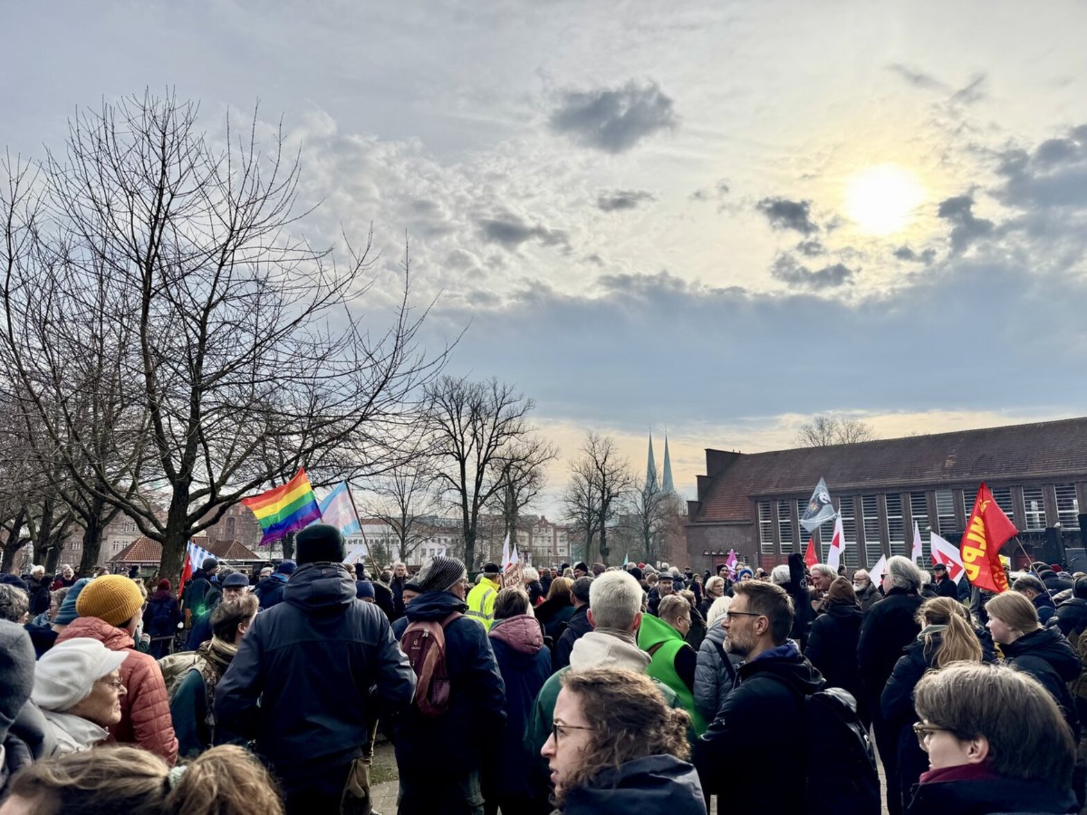 Menschen demonstrieren in Lübeck 
